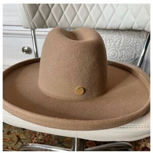 Gigi Pip Cara Loren hat